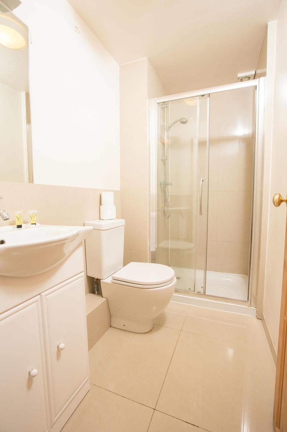 Hotel Cecil House 2*